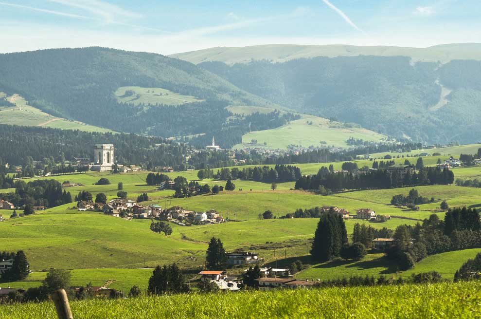 Panorama estivo Asiago 7 comuni - Sacrario militare